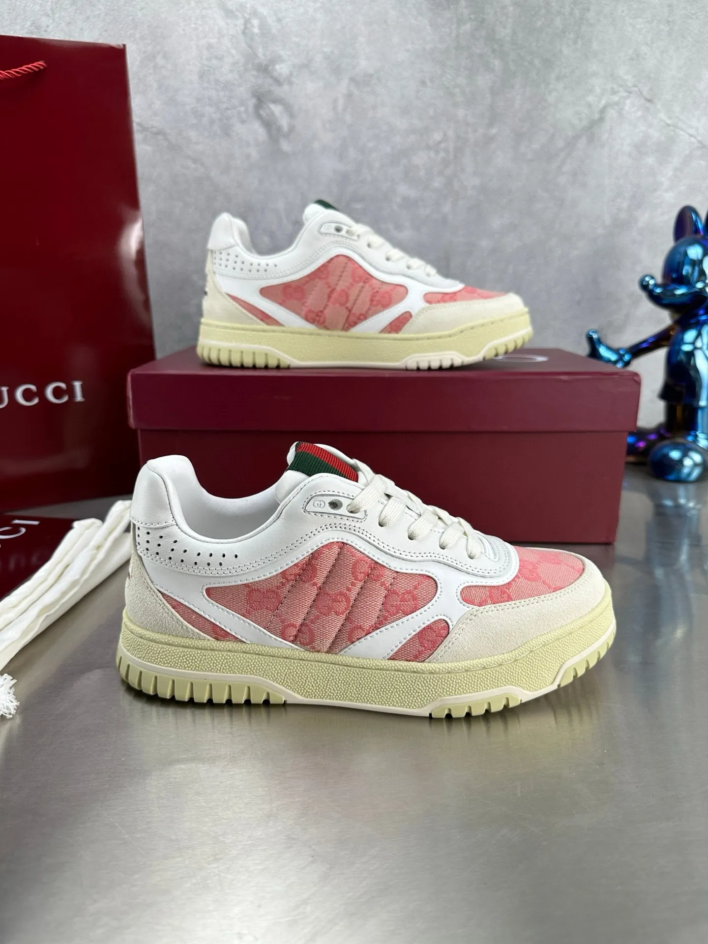 Factory price: 640💰The top version of Gucci Gucci's latest hot-selling couple's sneaker series is shipped. The original version is purchased, developed and manufactured. This high-low top sneaker adopts a basketball-style silhouette design, cleverly incorporating hollow panels and distressed effects, showing its unique ingenuity. The ingenuity incorporates brand logo details such as interlocking Double G styling accessories and Gucci lettering, a low-key tribute to the brand's design heritage. Exquisite packaging at the delivery counter 🛍📦 ▪️ Fabric: Original customized imported first-layer cowhide ▪️ Inner lining: Imported first-layer cowhide ▪️ Sole: Original molded TPU sole ▪️ Sole thickness: 3cm ▪️ Size: Women's 35-41 Men's 38-45 (Female 41, Men 38 45 customized) ▪️ p
